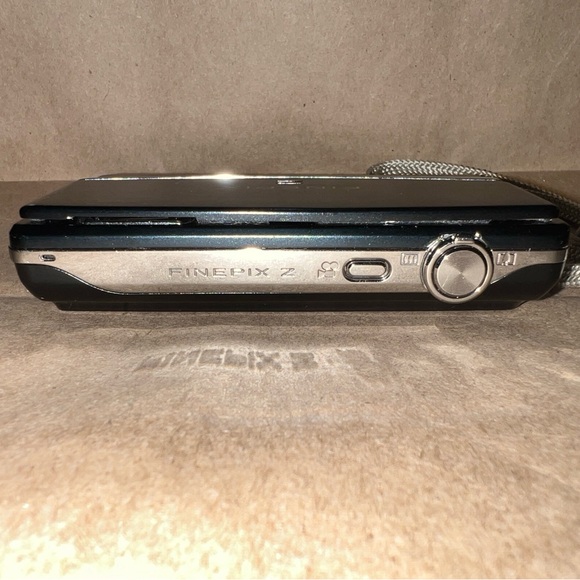 Fujifilm Finepix Z90 14.2 MP Digital Camera (Camera and charger) - Picture 4 of 9